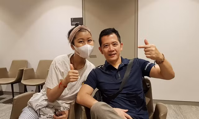 Đạo diễn 'Những ngọn nến trong đêm' vui mừng cập nhật tình hình sức khỏe con gái