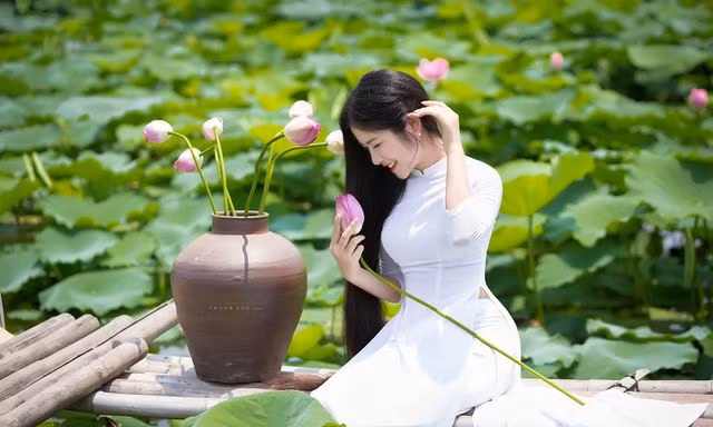 'Công chúa tóc mây' phiên bản Việt khoe sắc bên sen