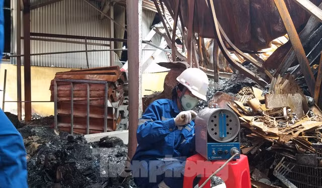 Nhìn gần công tác chuẩn bị tẩy độc ở nhà máy Rạng Đông 