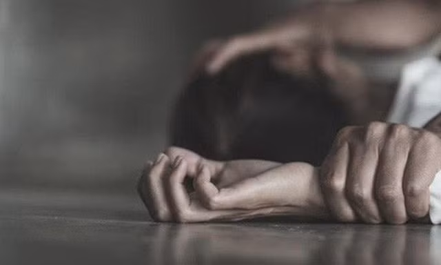Điều tra nghi án bé gái bị hàng xóm dâm ô khi đang học bài