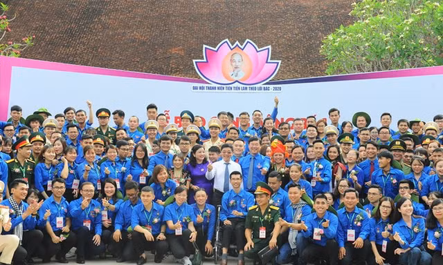 Các đại biểu dự Đại hội Thanh niên tiên tiến làm theo lời Bác lần thứ VI năm 2020 chụp ảnh lưu niệm tại Khu di tích Chủ tịch Hồ Chí Minh. Ảnh: Xuân Tùng