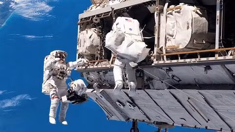 Chết cười với kiểu đi ngật ngưỡng như trẻ con của phi hành gia trở về trái đất