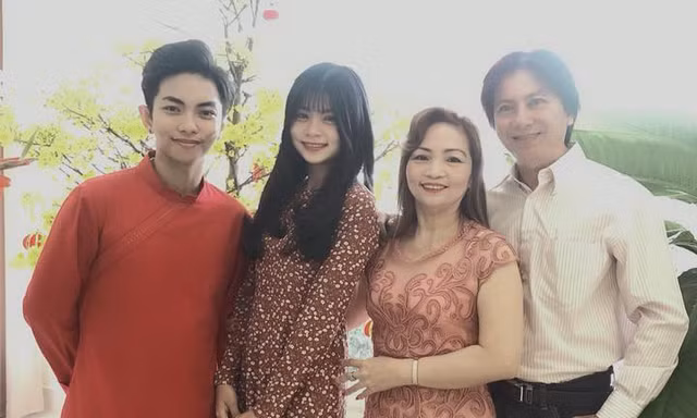 'Lộ' nhan sắc trẻ đẹp khó tin của mẹ chồng Khánh Thi trong bộ ảnh Tết