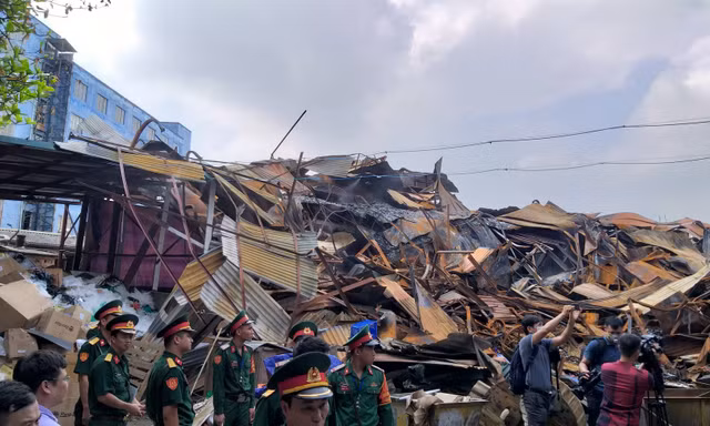Cảnh tan hoang đổ nát bên trong nhà máy Rạng Đông sau nửa tháng xảy ra vụ cháy