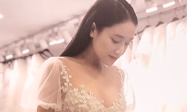 Showbiz 24/8: Hé lộ hình ảnh mặc váy cưới đầu tiên của Nhã Phương