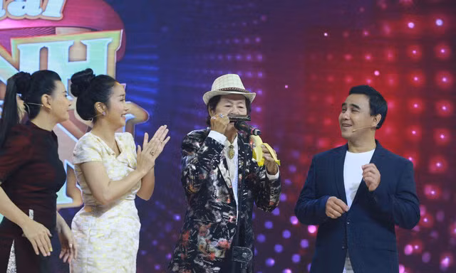 Cụ U90 gây 'sốt' khi vừa thổi kèn harmonica bằng mũi vừa ăn... chuối