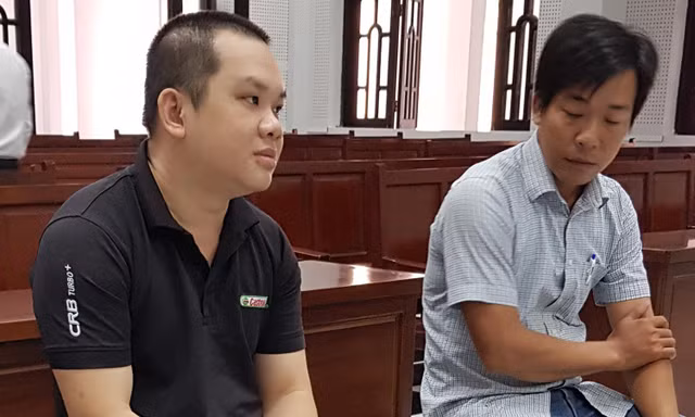 Hoàng (trái) và Kha tại tòa.