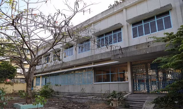 Cảnh xuống cấp bên trong trường học 40 năm tuổi bị bỏ hoang