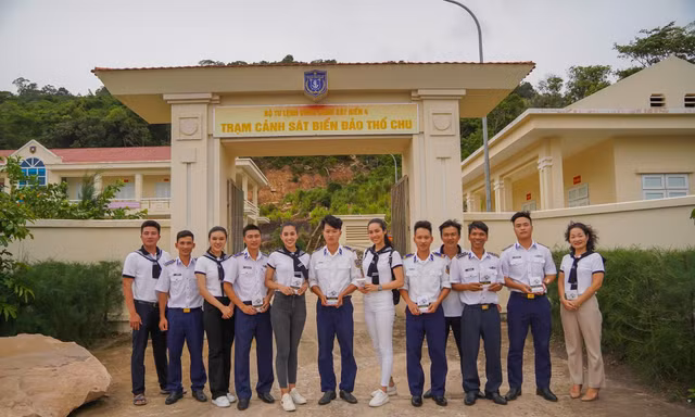 Sách quý truyền cảm hứng tới các cán bộ chiến sĩ trên Quần đảo Thổ Chu