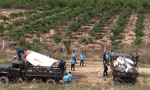 Hiện trường vụ rơi máy bay quân sự ở Khánh Hòa. Ảnh: Công Hoan