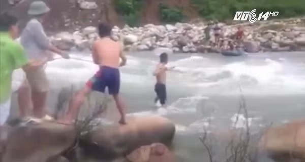Cảm động thầy giáo kéo phao, giúp học sinh vùng lũ vượt suối tựu trường