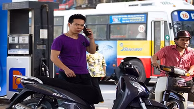 Gọi điện thoại ở trạm xăng có gây cháy nổ?