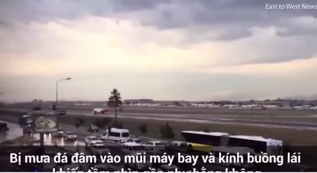 Hàng trăm hành khách được cứu bởi phi công 'mù'