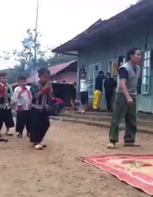 Trẻ vùng cao nhảy hip hop điệu nghệ trên đất gồ ghề trước thềm khai giảng
