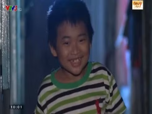Cậu bé 11 tuổi bán vé số giúp mẹ nuôi anh trai bại não