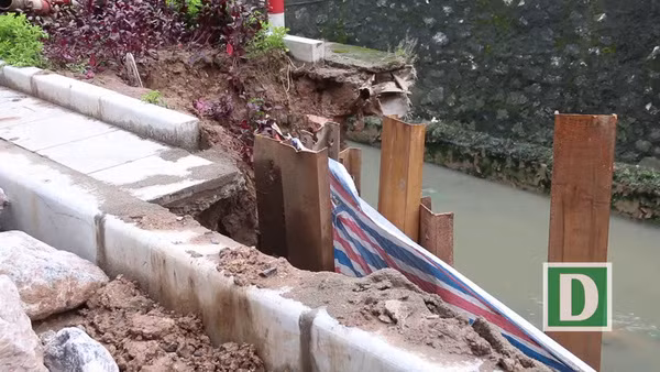 Nơm nớp lo khi đi qua đường sạt lở ở Hà Nội