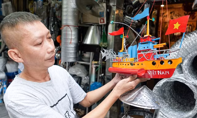 Về miền ký ức tuổi thơ với món đồ chơi Trung thu 'tàu thủy sắt tây'