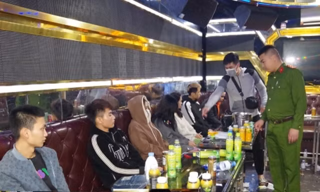 Triệt phá nhóm nam nữ ‘mở tiệc ma túy’ trong quán karaoke