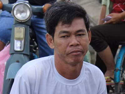 Người đàn ông dũng cảm đối đầu bốn tên cướp