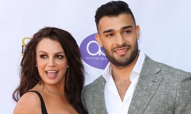 Bị đồn đoán hôn nhân lục đục vì đã lâu không đăng hình vợ, chồng Britney Spears lên tiếng