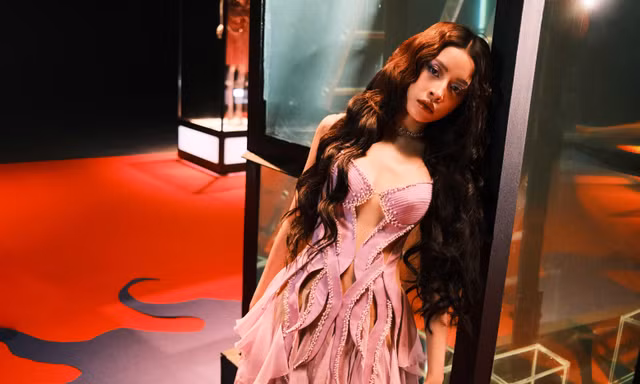 Chi Pu hóa mỹ nhân bạch tuộc, bám dính người yêu không rời trong MV "Black Hickey"