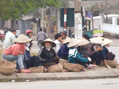Chờ việc tại chân cầu Chương Dương