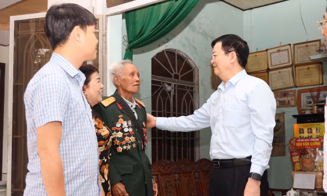 Phó Thủ tướng Mai Văn Chính thăm Anh hùng Lực lượng vũ trang nhân dân Bo Bo Tới