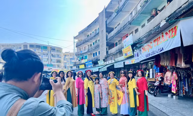 'Phim trường' chợ Đầm Nha Trang hút giới trẻ check-in dịp Tết