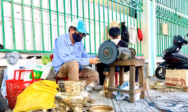 Kiếm tiền triệu mỗi ngày nhờ nghề đánh bóng lư đồng dịp Tết