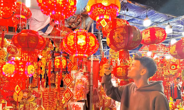 Rực rỡ phố đèn lồng 'chỉ Tết mới có' ở Nha Trang