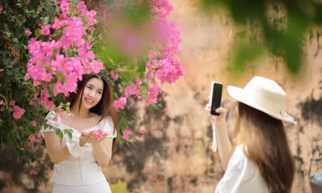 Du khách thích mê đường hoa giấy rực rỡ ở Nha Trang