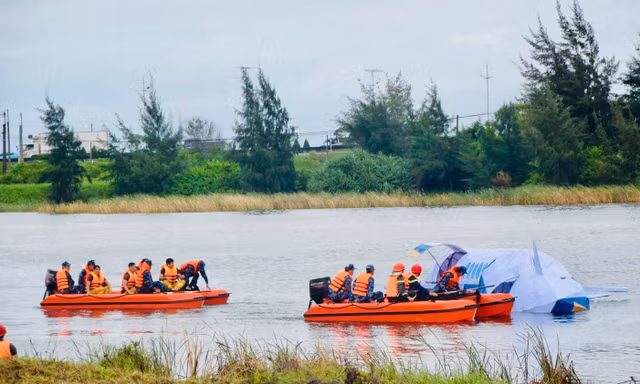 Diễn tập khẩn nguy máy bay hạ cánh trượt đường băng, lao xuống hồ