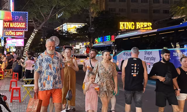 Phố 'Tây' Nha Trang sôi động trở lại nhờ khách Nga