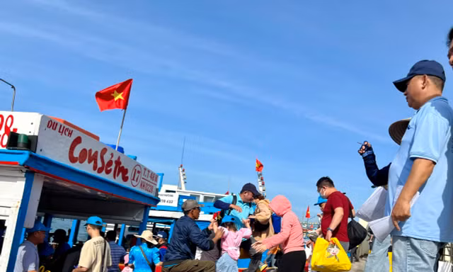 Du lịch biển đảo Nha Trang hút khách dịp Tết