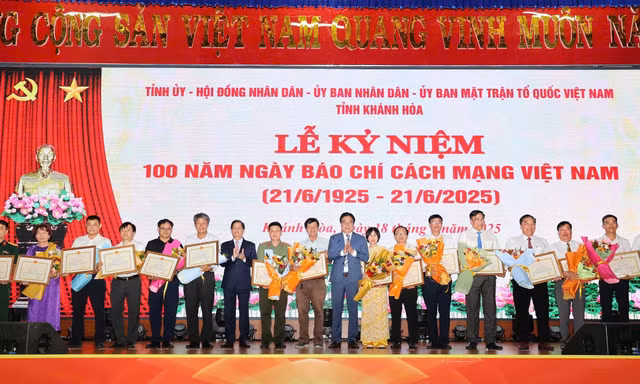 Báo Tiền Phong nhận Bằng khen của Chủ tịch UBND tỉnh Khánh Hòa