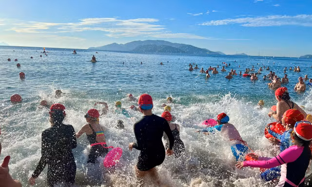 Lý do hàng nghìn người đổ ra biển Nha Trang sáng nay 