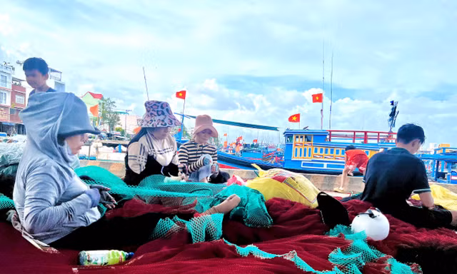 Mùa vá lưới thuê của phụ nữ miền biển Khánh Hòa