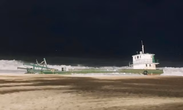Sà lan chìm gây nguy hiểm cho người tắm biển ở Nha Trang