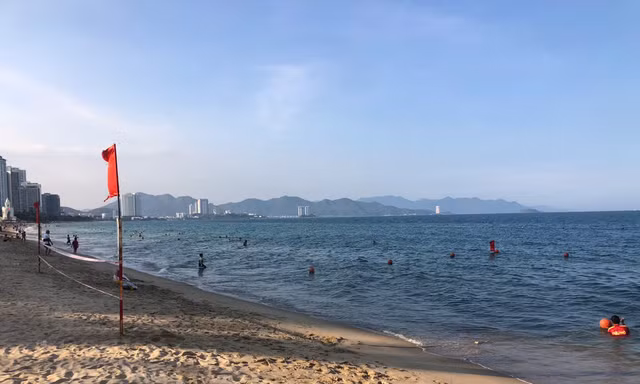 Trục vớt sà lan bị chìm ở biển Nha Trang trong khoảng 20 ngày 