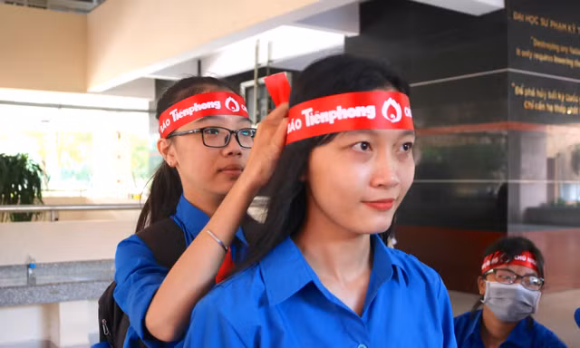 Hàng trăm sinh viên Vĩnh Long hiến máu trước giờ Đại hội Đoàn 