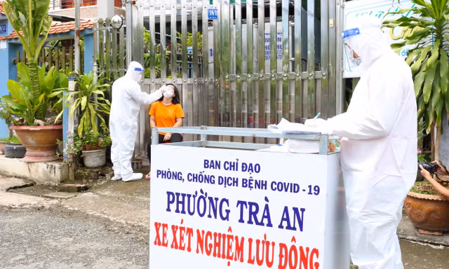 Xe test COVID-19 đến tận cửa nhà, người dân bớt lo lây nhiễm