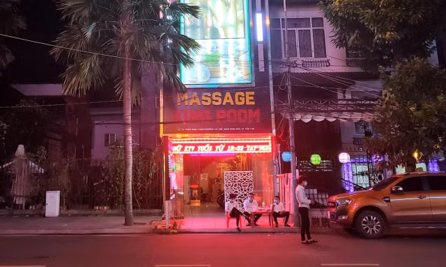 Muốn vào quán karaoke ở Cần Thơ phải tiêm đủ 2 mũi, Hậu Giang bỏ chốt liên tỉnh