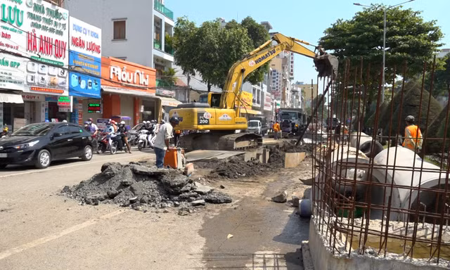 Đường phố Cần Thơ ngổn ngang, 'bẫy đinh' những ngày cận Tết