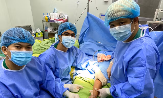 Nam thanh niên mang theo bàn tay đứt lìa nhập viện