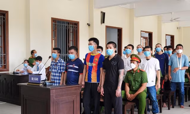 Nổ súng hỗn chiến, 21 'anh em xã hội' dắt nhau ngồi tù