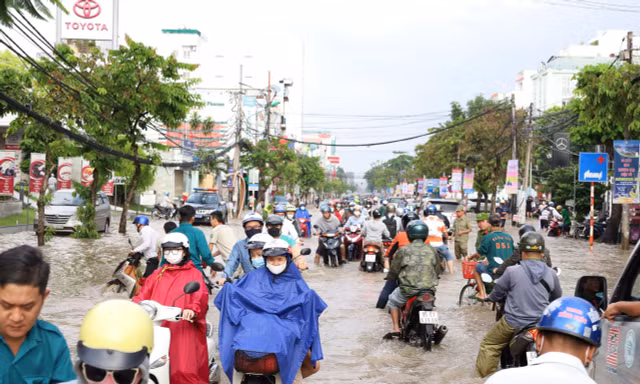 Cần Thơ tiếp tục cho học sinh dừng học trực tiếp vì triều cường