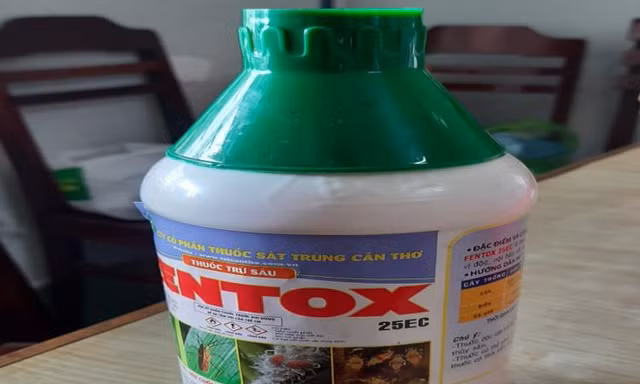 Cha pha thuốc trừ sâu vào nước ngọt cho con uống