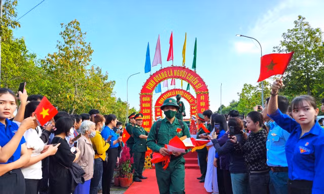 Hàng nghìn thanh niên ĐBSCL lên đường nhập ngũ