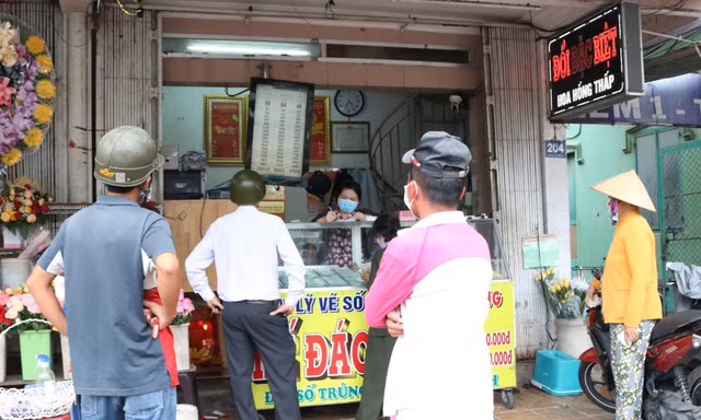 Người dân hồi hộp xem kết quả trong ngày đầu xổ số miền Nam hoạt động trở lại 