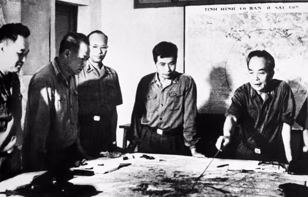 Đại tướng Võ Nguyên Giáp và các lãnh đạo Quân ủy Trung ương theo dõi diễn biến Chiến dịch Hồ Chí Minh năm 1975. Ảnh: TTXVN 